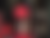 Com minissaia de látex vermelha transparente e meia-calça de renda preta - a senhora sabe como provocar o pau do seu escravo.