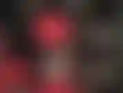 Com minissaia de látex vermelha transparente e meia-calça de renda preta - a senhora sabe como provocar o pau do seu escravo.