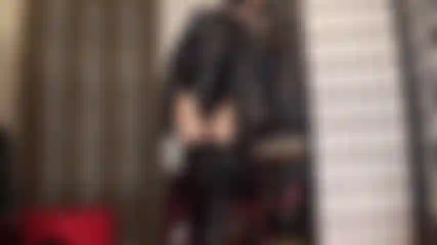 Uma deusa brilhante vestida toda em pvc preto com meia-calça nude brilhante - essa roupa fetiche vai fazer sua cabeça girar, botas altas, body de pvc e casaco, mas o que você realmente deseja é adorar e foder as coxas macias da amante.