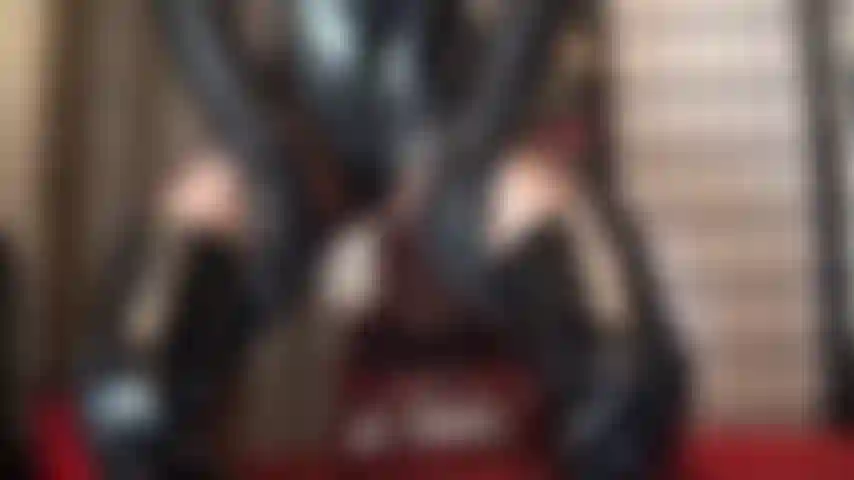 Pura sedução fetichista - a amante sabe o que seu coração deseja. Ela te faz ajoelhar e babar com a vista de sua bunda perfeita em um body de pvc e meia-calça com costura, botas altas acima do joelho e chapéu de vinil.