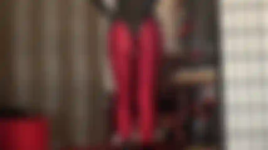 Uso meia-calça de lycra/elastano e um body fio dental de pvc que realmente destaca o bumbum redondo e incrivelmente brilhante da minha patroa.