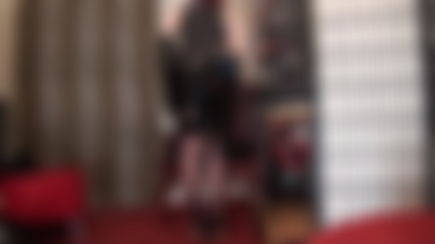 Uso pvc preto brilhante, meia-calça, saltos agulha e um luxuoso casaco de pele preto longo.