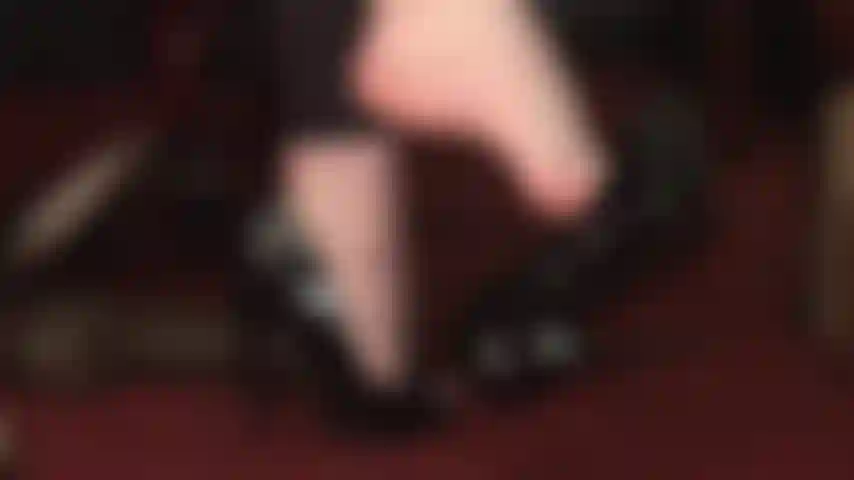 Descalça, usando saltos altos e pisoteando com força.