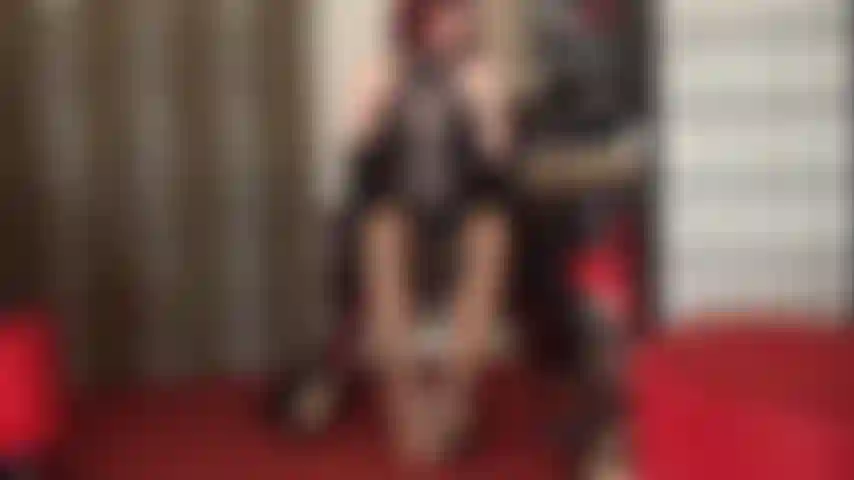 Usando meia-calça nude brilhante encharcada de cuspe e meias bege.