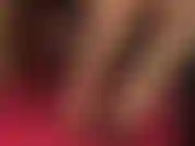 Aproveite os pés descalços e habilidosos da senhora segurando esses saltos peeptoe de verniz sensuais e sapatos de couro vermelho escuro antes de deslizar esses pés sujos em sua boca em close extremo.