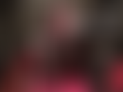 Saltos, pés, um grande pau preto - a amante faz você babar, até mesmo com suas lindas luvas de couro acariciando seu enorme strapon.