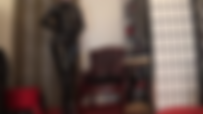 Senhora, toda vestida em pvc preto brilhante - adoro esse terno justo e botas de cano alto.