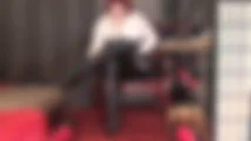 Que adora calças e botas de vinil brilhantes - a amante fica fabulosa com essas calças justas e brilhantes e botas de cano alto.