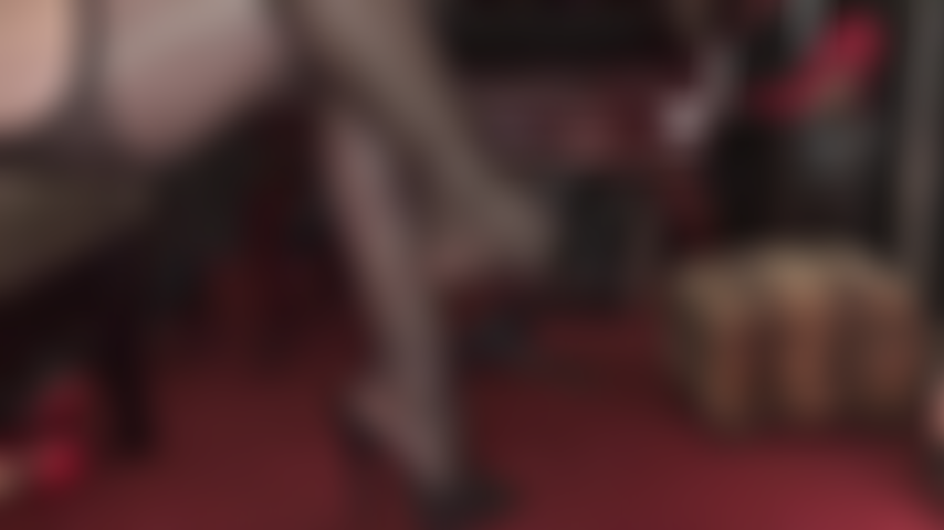 Adoro mulas de couro preto de salto alto da senhora, pés e pernas bem torneados em meia-calça.