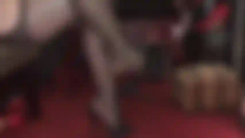 Adoro mulas de couro preto de salto alto da senhora, pés e pernas bem torneados em meia-calça.