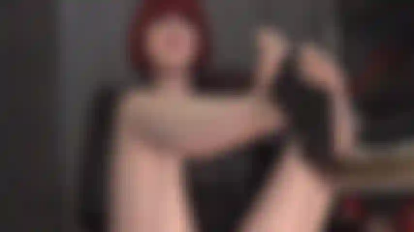 Meias-calças nude com costura e solas pretas te deixam fraco e excitado. Você quer lambê-los, prová-los, engasgar com eles.