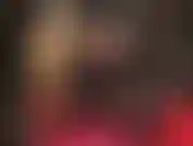 Uso botas plataforma altas e brilhantes, pernas longas de náilon e adoro bundas.