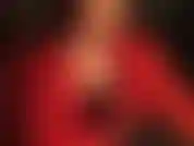 O sonho de qualquer amante de fetiche por pvc/vinil. A senhora está vestida inteiramente de pvc vermelho e preto, esfregando lentamente suas luvas de couro nas pernas vestidas com jeans, na bunda e subindo e descendo por um pau grande.