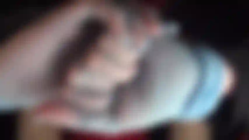 A senhora vivian é famosa por suas meias-calças brilhantes. Satisfaça seu fetiche por meias de náilon brilhantes, adore pernas, pés e bunda acariciados por luvas de náilon azuis, um vibrador coberto de náilon e sexo com cinta-liga.