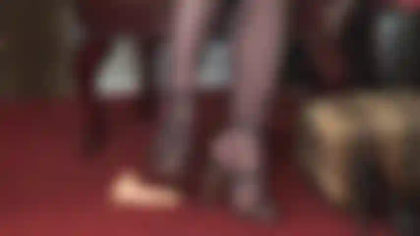 Dominação dos pés, sandálias, pisoteio - seu maior desejo é ter seu pau mole de escravo abusado. Achatada sob os saltos altos da dona vivian, pisoteada, pisoteada e chicoteada com seu chicote de montaria.