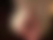 Bem perto dos pés descalços da senhora vivian. Tão perto que você quase consegue senti-los.