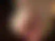 Bem perto dos pés descalços da senhora vivian. Tão perto que você quase consegue senti-los.