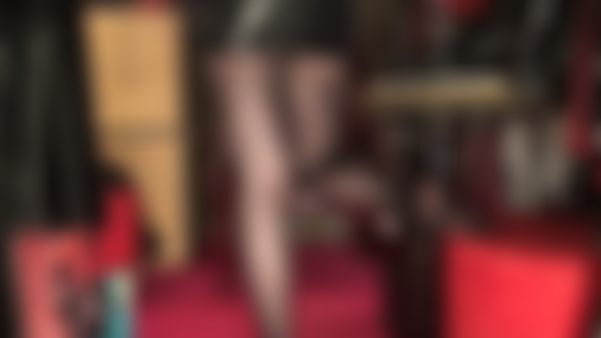 Provocada pelas pernas e pés de meia-calça preta - a senhora esfrega o pau do seu escravo em suas longas e sensuais pernas de náilon.