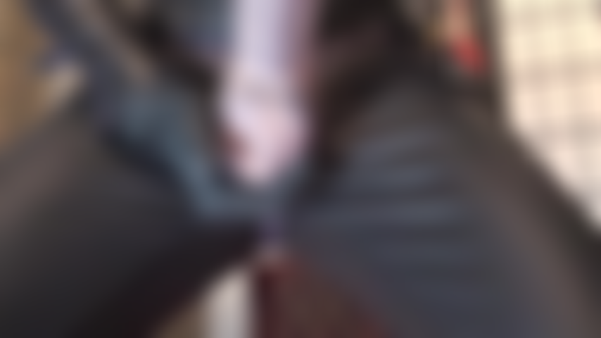 Amante de couro com paus grandes - brancos ou pretos, a cor não importa. Contanto que as cintas sejam enormes, sua boceta ficará feliz. A amante vivian até fornece um pouco de sua saliva como lubrificante.