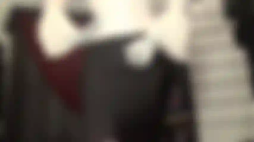 O pau saliente da sissy e a calcinha de cetim provocam - olhe para você, de boca aberta, babando em si mesma, ao ver a grande protuberância da patroa. Sob sua saia justa escondem-se calcinhas de cetim rosa. Oh, a patroa te faz gemer e choramingar... Implorando para ser adorada.