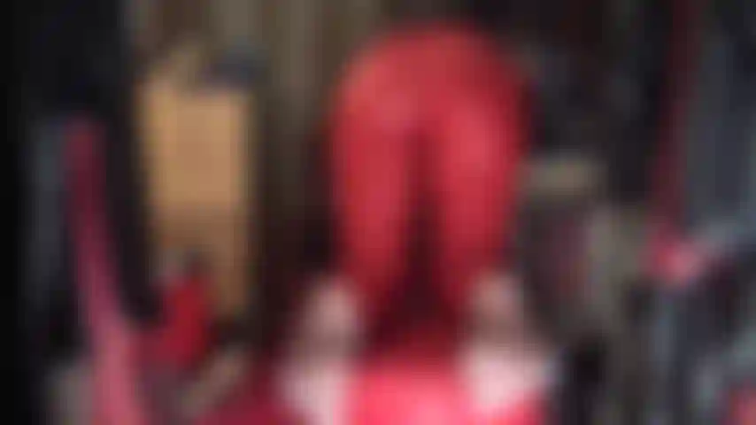 Que adora pés e bundas de nylon e usa leggings de lycra vermelhas bem justas.