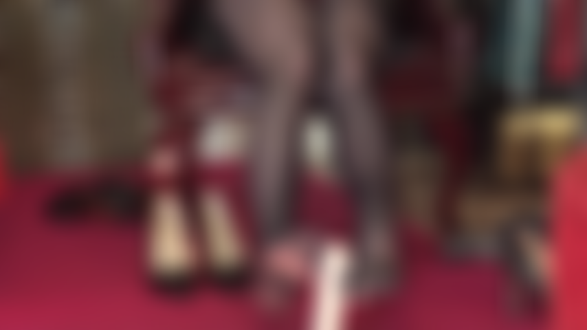 Faço footjob com meia-calça preta e dedos reforçados em um dildo branco incircunciso.