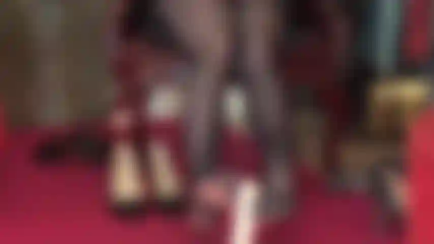 Faço footjob com meia-calça preta e dedos reforçados em um dildo branco incircunciso.