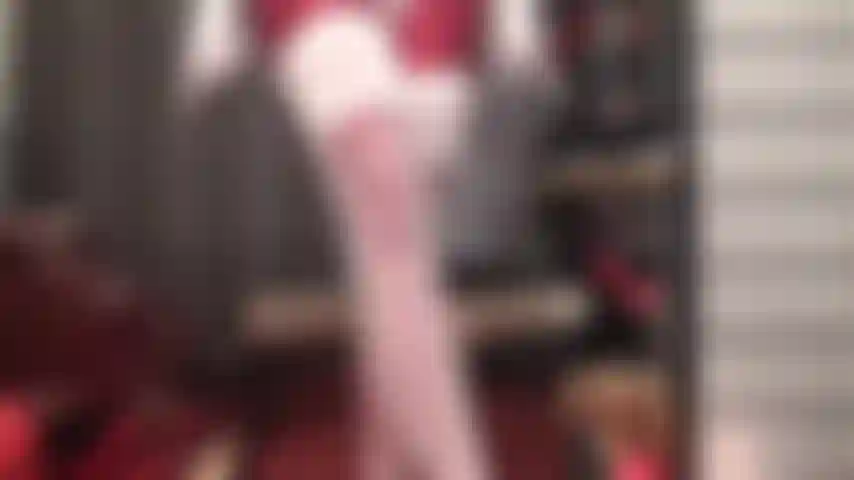 Você se tornará a pequena marionete da amante com essas meias de renda branca e sedosa, meias-calças de spandex vermelho brilhante, luvas de cetim branco e saltos altos vermelhos.