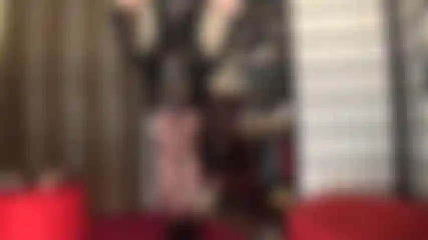 Adoro bunda em meia-calça preta com costura e vestido de pvc preto brilhante, adoro bunda e vistas de baixo da saia em meia-calça preta com costura e bunda nua em calcinha vermelha.