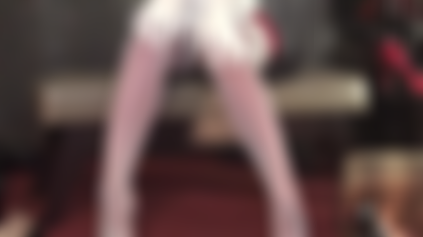 Provocação erótica em meias brancas brilhantes sobrepostas em meias de spandex vermelhas brilhantes - um body branco tipo tanga acentua a bunda da amante enquanto as luvas de cetim branco suave acariciam suas curvas e lentamente retiram as meias.
