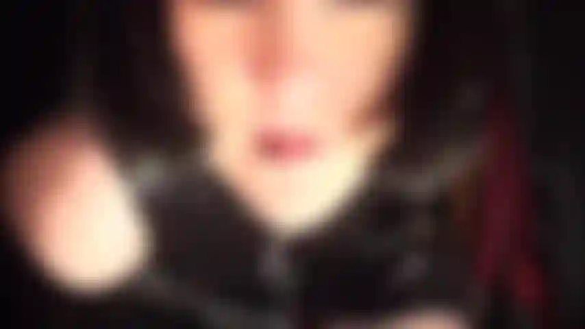 Uma mulher com uma bunda grande e um grande pau preto, adoro cuspe e pvc com luvas de couro, adoro bunda - a amante vivian sacode seu enorme pau preto enquanto te alimenta com seu delicioso cuspe e permite que você adore sua bunda perfeita.