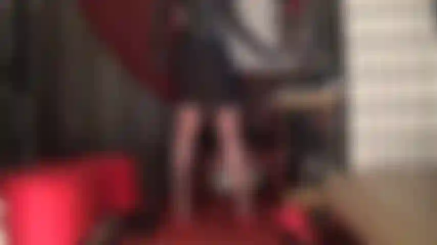 Você parece faminto por um pau - você gosta do pau branco e gordo da sua amante. Tem uma protuberância enorme sob a saia dela que te faz babar imediatamente. É tão tentador, pois fica balançando entre as pernas dela, bem na frente do seu rosto.