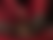 Fetiche por pés, punheta com os pés - seu pau de escravo coberto de náilon é ordenhado pelas luvas vermelhas macias e pelos pés de meia-calça transparente da sua deusa.