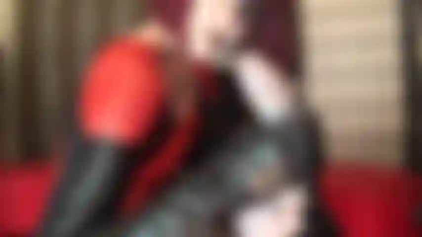 Punheta com luvas de couro - uma dominadora vestida de couro é sua maior fraqueza, ela envolve suas mãos enluvadas em volta do seu pau...