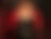 Totalmente vestida em pvc vermelho e preto brilhante.