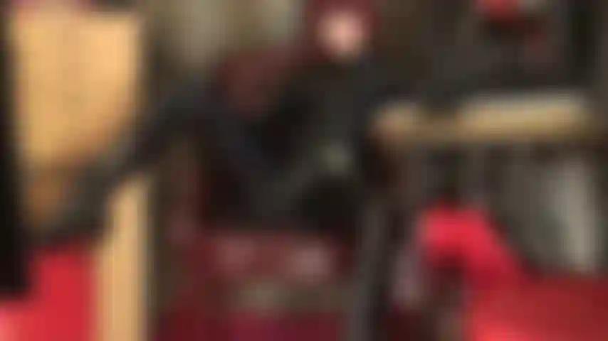 Adoro látex, punheta com luvas - a amante usa um macacão preto de látex. Inalo a camisinha enquanto ela massageia seu pau com luvas.