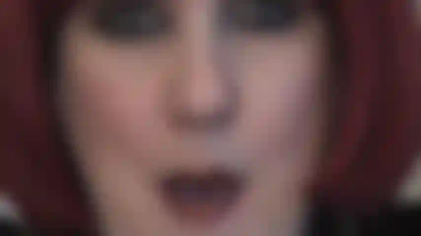 Contato visual hipnotizante e provocação com a língua - você é fraco pelos olhos penetrantes e pela língua sexy da amante.