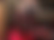 Me masturbo com minhas solas de náilon em meia-calça preta com costura. Melhor ainda, enfio seu pau de escravo coberto de náilon entre meus pés e tenho minhas mãos e pés habilidosos. Contagem regressiva de gozadas incluída.