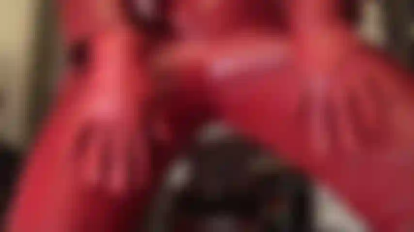 Adora couro vermelho? - A senhora adora a aparência e o toque do couro. Neste clipe, sua deusa do couro está vestida toda de couro vermelho, com calças, botas altas acima do joelho, blazer e luvas curtas. Inclui adoração anal, brincadeira com cuspe e punheta com luvas.