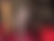 Pés brilhantes de meia-calça cinza esfregam lentamente...