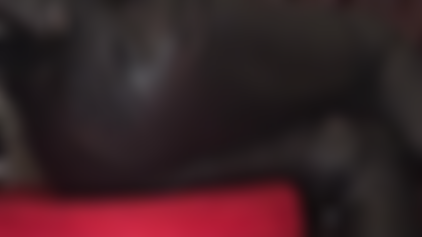 Acaricie-se para a bunda vestida de couro da minha amante, com calças de couro pretas.