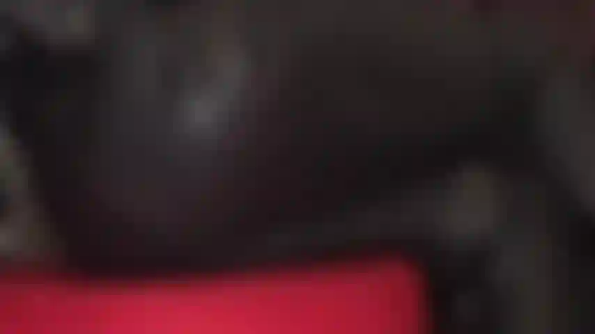 Acaricie-se para a bunda vestida de couro da minha amante, com calças de couro pretas.