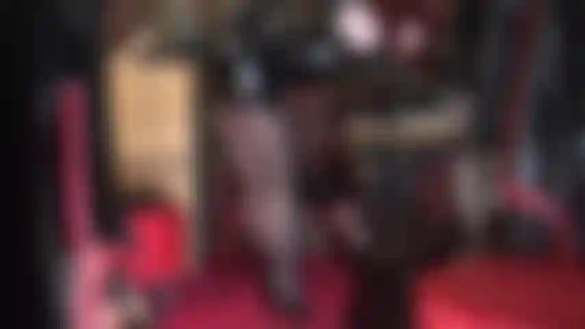 Provoco punhetas com luvas de couro e pvc/vinil - a amante vestida de vinil e couro provoca seus mamilos e seu pau latejante com cuspe nas luvas de couro.