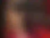 Uso minissaia de látex e meia-calça brilhante e sexy.