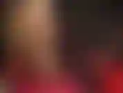 Bunda e pernas em meia-calça brilhante e salto alto.