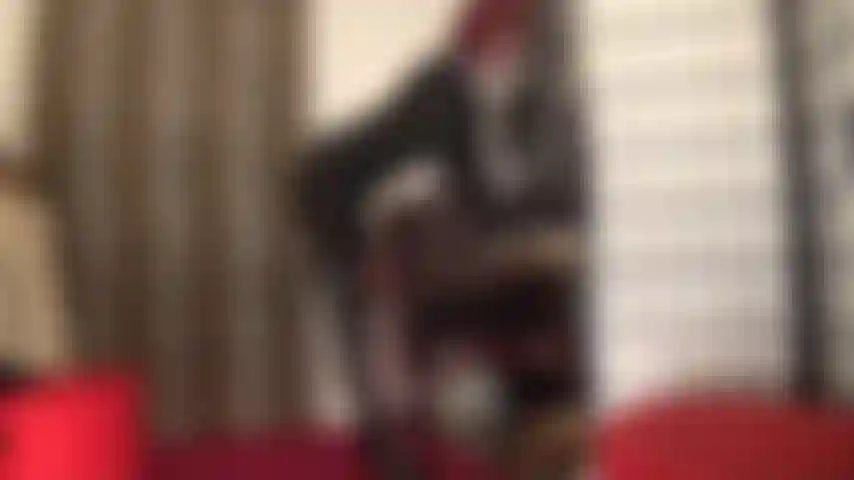 De couro e peles - adoro sua amante vestindo camadas de macacão de spandex, saia de couro, botas, luvas e casaco de pele.