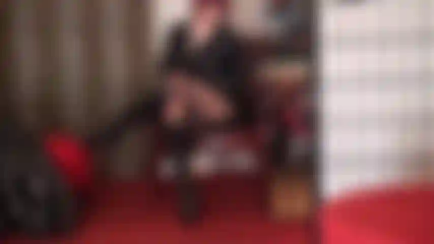 A vista deste maravilhoso traje preto é simplesmente hipnotizante... Botas de salto agulha brilhantes, meia-calça com costura, luvas... Preenchendo todos os seus requisitos. Você não pode deixar de se ajoelhar e adorar.