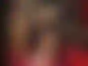 A senhora vivian, usando meias-calças brilhantes, minissaia preta de látex e sapatos brancos de salto alto sensuais. Tudo é extra brilhante e muuuuito justo e curto.