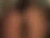 Adorando uma bunda com meia-calça preta transparente e um body de lycra. De perto e pessoalmente, a bunda perfeita e redonda da amante vivian bem na sua cara.