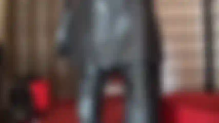 Viciada em amantes vestidas de couro - você deseja sentir essas maravilhosas luvas de couro no seu pau de escrava, uma surra completa ou até mesmo o mais leve toque...